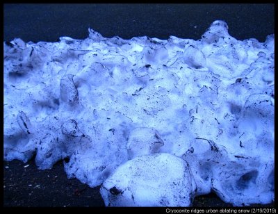 Dark lines in melting snowpiles